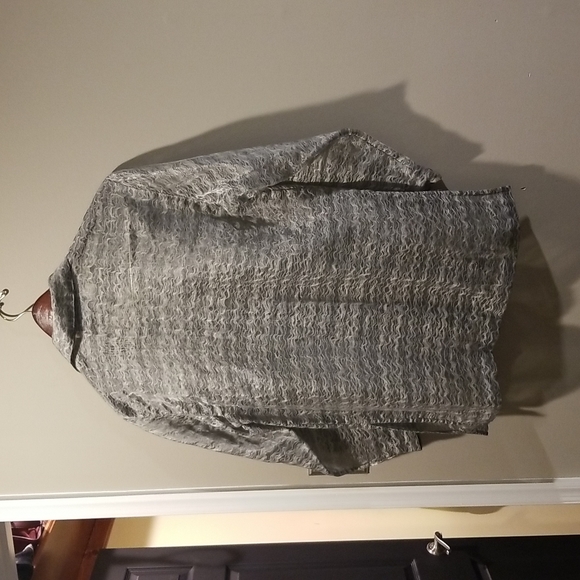 Ellen tracy sheet metalic silver blouse in Excellent condition - Picture 2 of 3